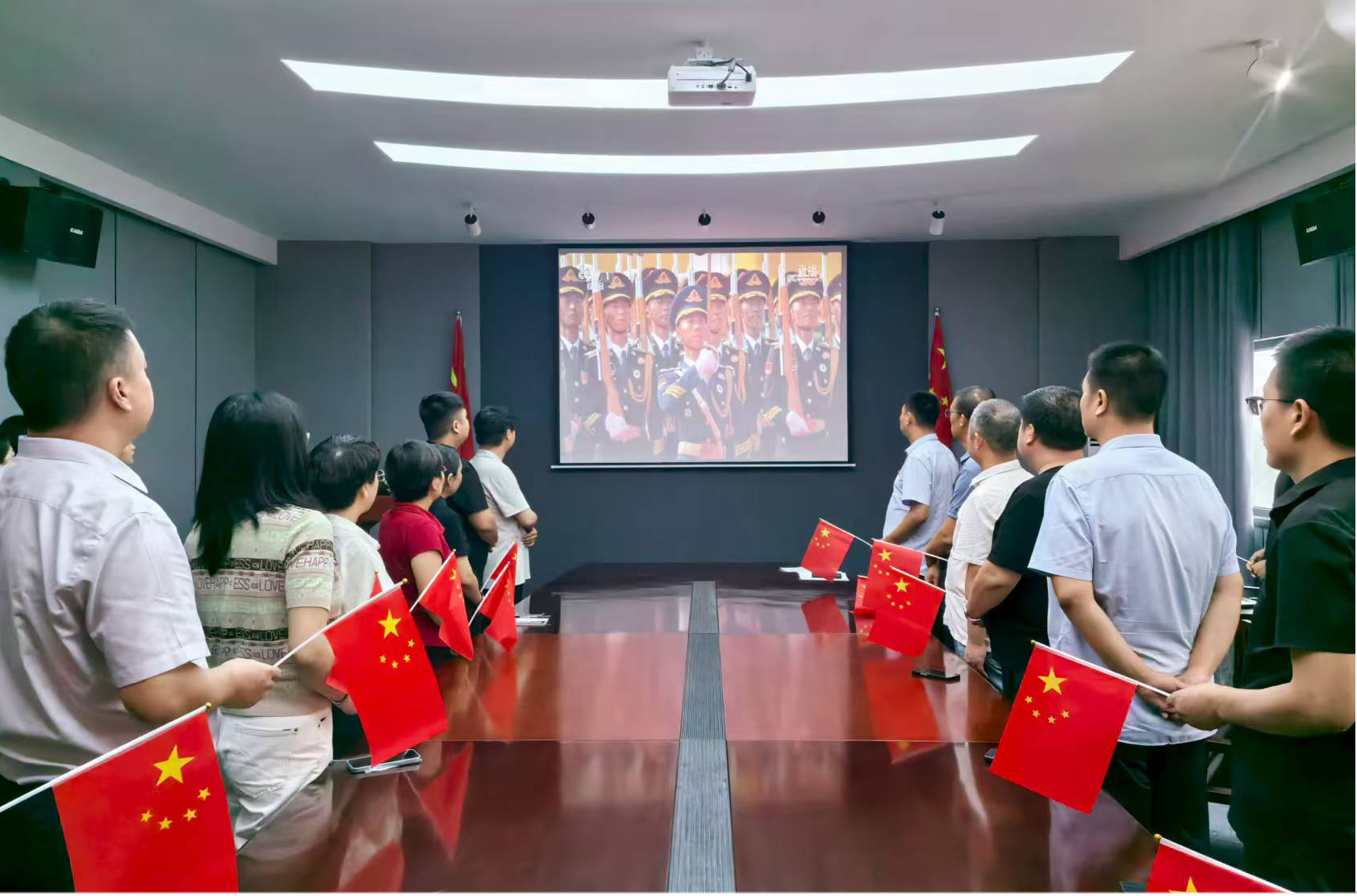 河南鴻宸建設(shè)有限公司組織觀看紀念中國人民抗日戰(zhàn)爭暨世界反法西斯戰(zhàn)爭勝利80周年大會及閱兵活動